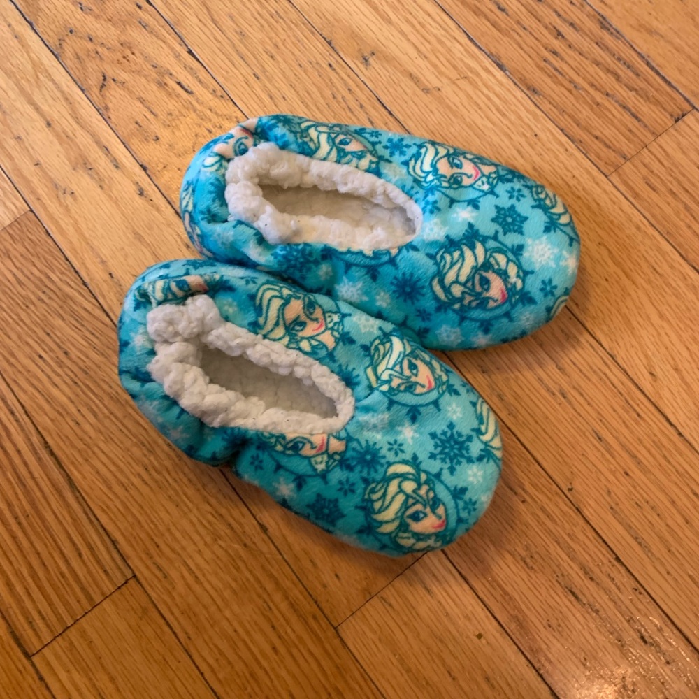 ❌SOLD❌Little girl Disney slippers 4t/5t